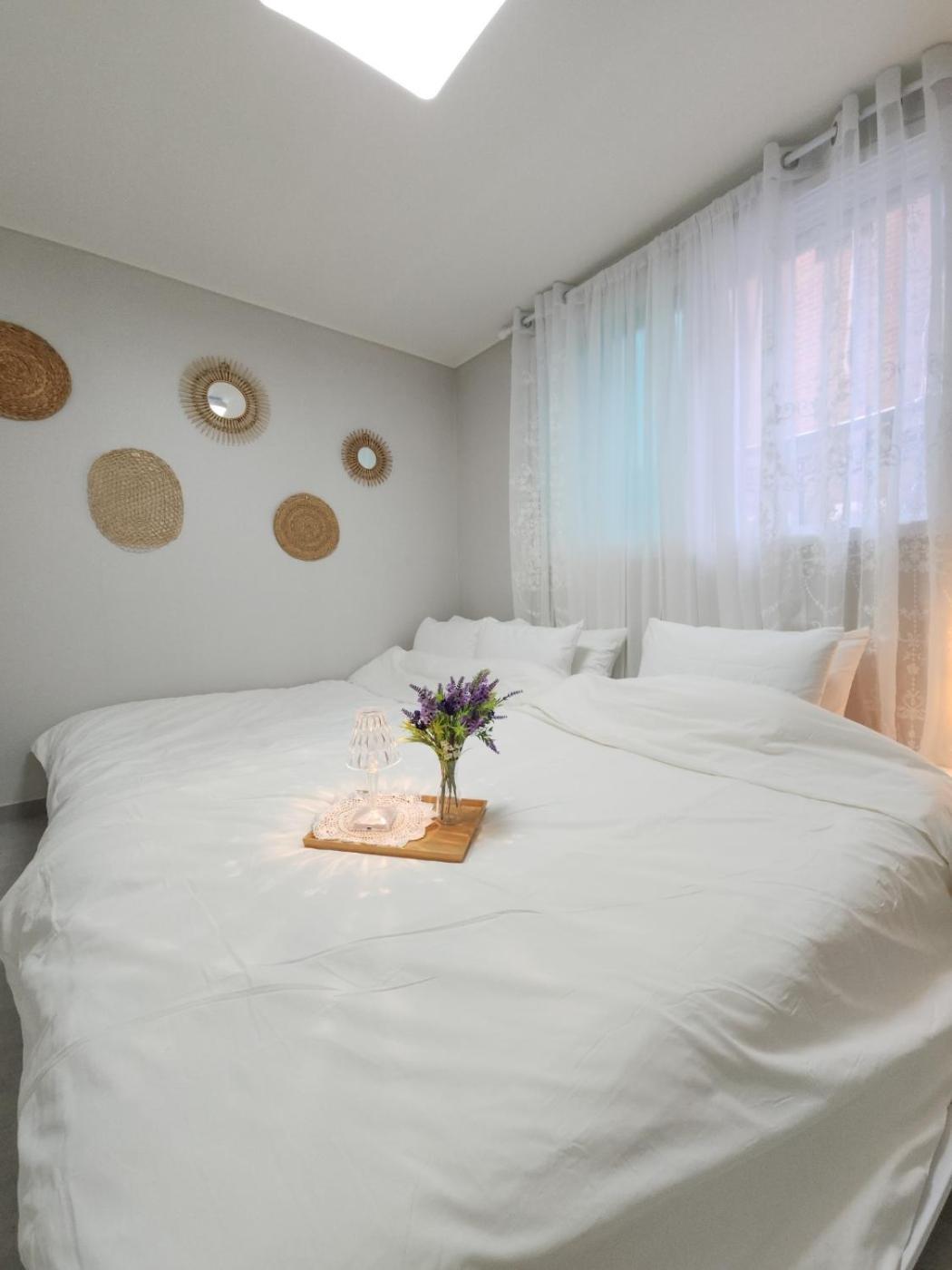 Esther Stay, Apartment