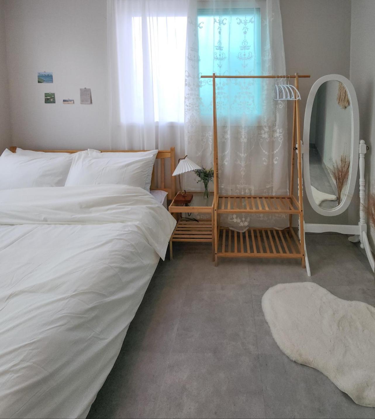Esther Stay, Apartment