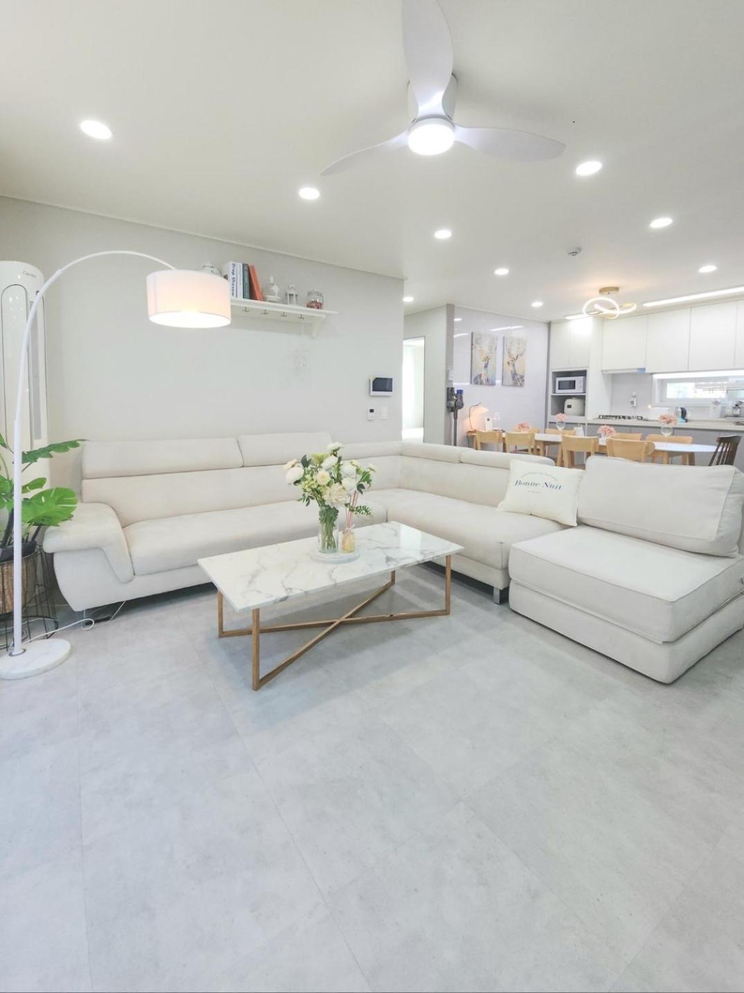 Esther Stay, Seoul